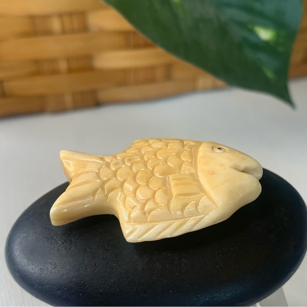 Natural Bone Carved Fish Fetish Bead Drilled Swimming Tropical Fish 1.5" Vintage - Picture 3 of 9